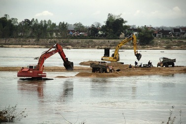 "Sở TN-MT ở đâu khi cát "chảy" tràn sang tỉnh khác?"