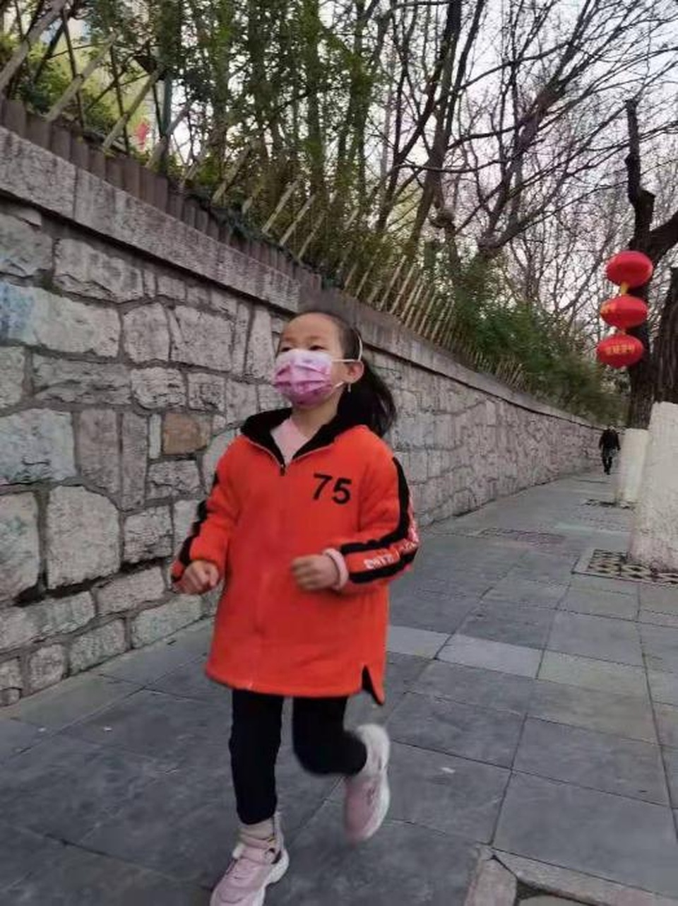 Bé gái 7 tuổi chạy bền bỉ mỗi ngày để cứu chị gái - 1 Bé gái 7 tuổi chạy bền bỉ mỗi ngày để cứu chị gái - 1