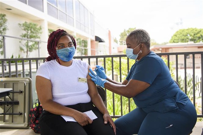 Nhân viên y tế tiêm vaccine ngừa COVID-19 cho người dân tại Long Beach, bang California, Mỹ ngày 11/8/2021. Ảnh: AFP/TTXVN