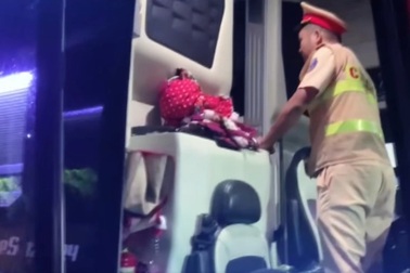 Xe khách 24 chỗ nhồi nhét 46 hành khách ở Đồng Nai