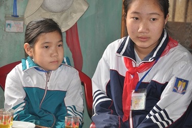 "Bố mẹ chết rồi, đừng khóc nữa em !"