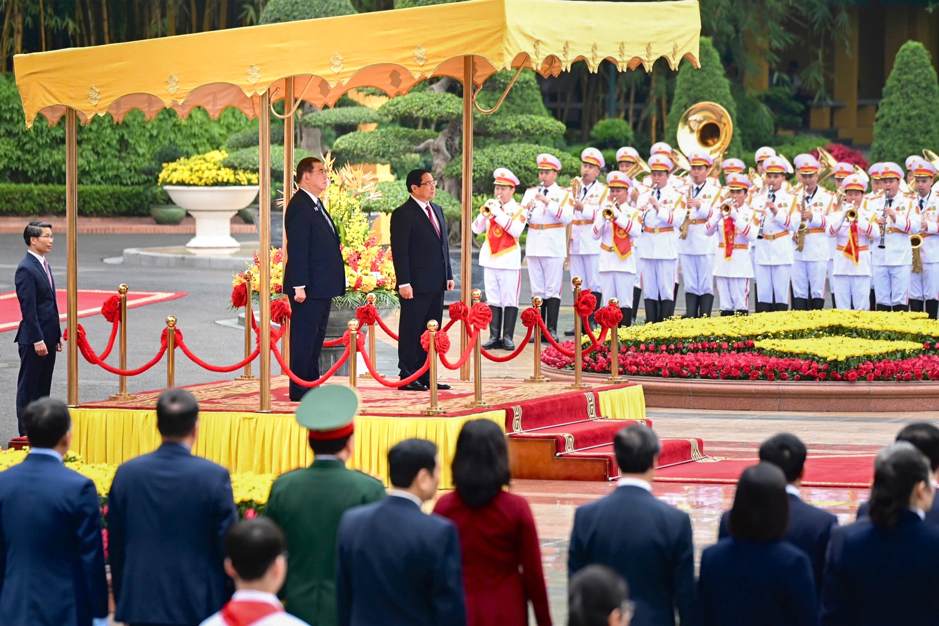Toàn cảnh lễ đón Thủ tướng Nhật Bản thăm chính thức Việt Nam - 3 Toàn cảnh lễ đón Thủ tướng Nhật Bản thăm chính thức Việt Nam - 3