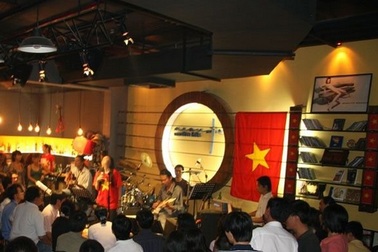 Sài Gòn cuối tuần: Sôi động với nhạc sống