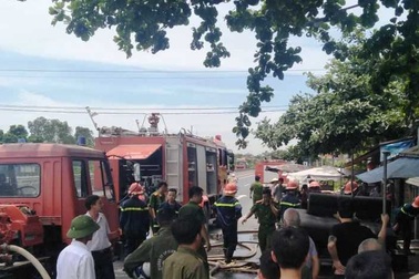 Dùng rìu phá cửa cứu ngôi nhà vắng chủ bốc cháy giữa trưa