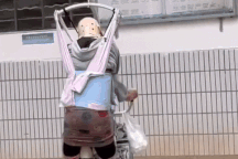 Xúc động mẹ già U70 cõng con trai bại liệt cao 1m82 tập đi suốt 5 năm