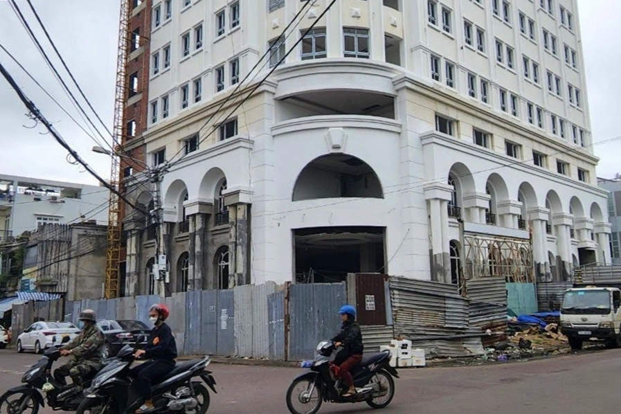 នាយកស្រីត្រូវចាប់ខ្លួនពីបទកិបកេងប្រាក់រាប់លាននាក់ - ១ Bắt tạm giam nữ giám đốc chiếm đoạt tiền tỷ - 1