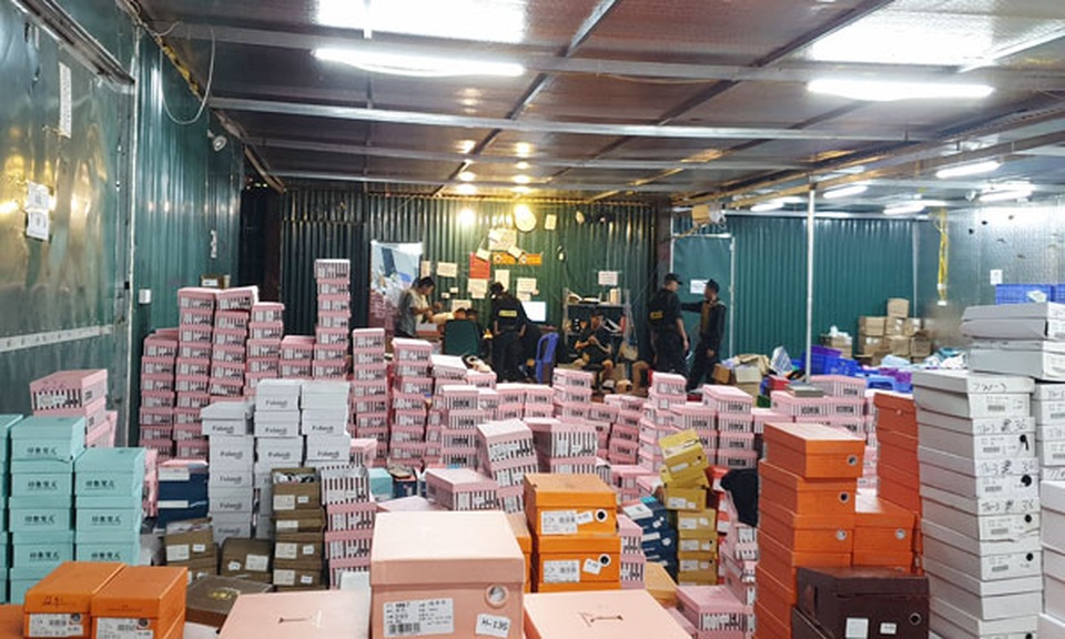 Gần 160.000 sản phẩm nhập lậu trong kho hàng khủng ở Lào Cai - 1 Gần 160.000 sản phẩm nhập lậu trong kho hàng khủng ở Lào Cai - 1
