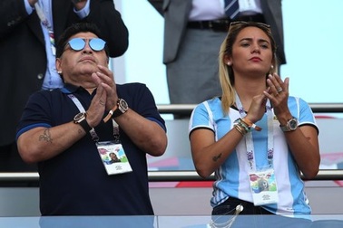 Huyền thoại bóng đá Maradona bị bồ trẻ kém 30 tuổi đuổi ra khỏi nhà