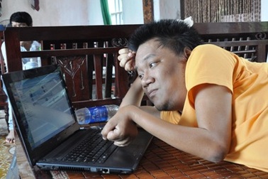 Nghị lực phi thường của người đàn ông nằm liệt giường hơn 30 năm