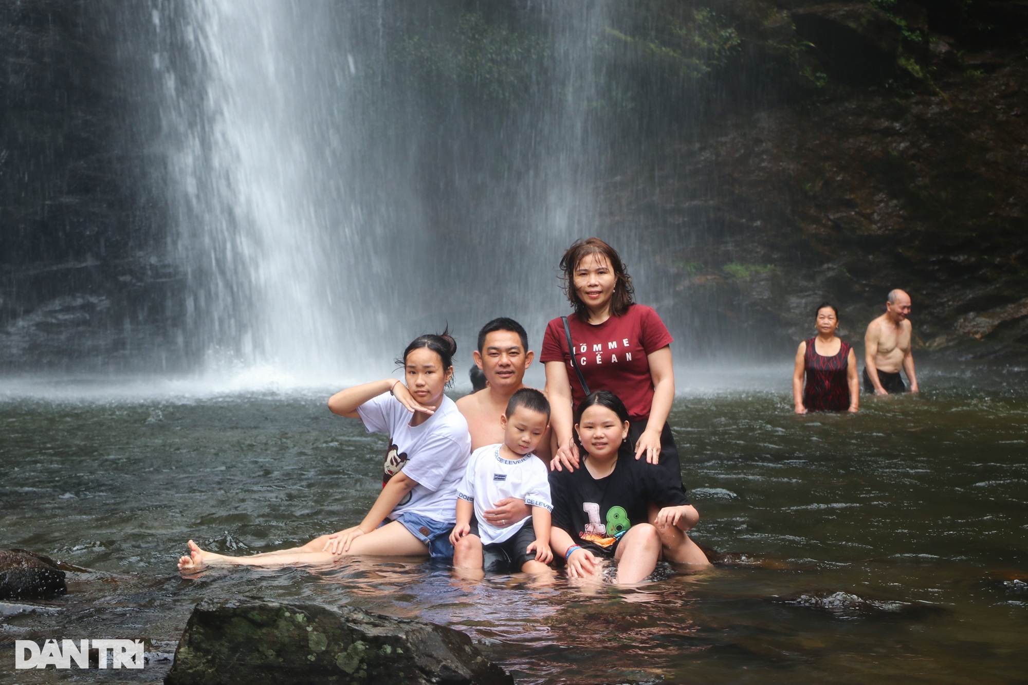 Người dân lên rừng tắm thác trong dịp Giỗ Tổ Hùng Vương - 4