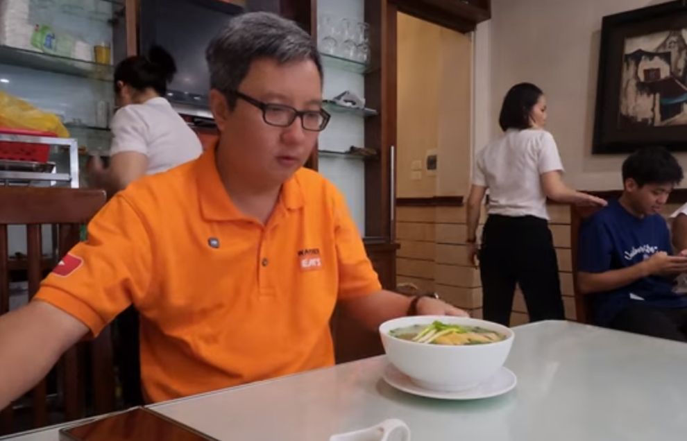 O que os turistas estrangeiros dizem sobre comer pho por 150.000 VND e 60.000 VND em Hanói? - 1 Ăn phở giá 150.000 đồng và 60.000 đồng ở Hà Nội, khách nước ngoài nói gì? - 1