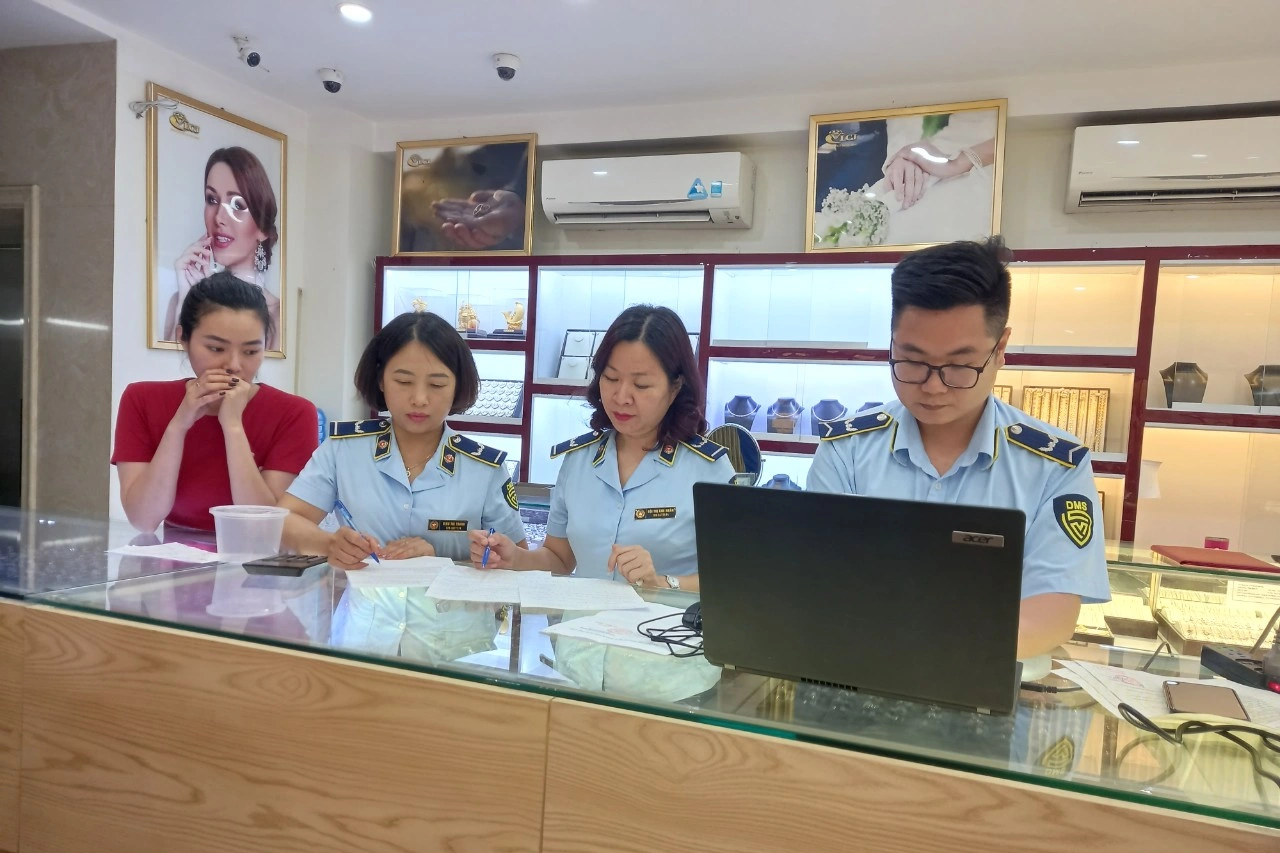 Kiểm soát viên Đội QLTT số 1 kiểm tra cửa hàng vàng, bạc Lê Cương (Ảnh: Tổng cục QLTT).