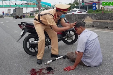 Cảm phục CSGT giúp người bị tai nạn.