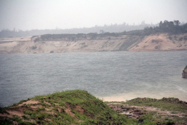 Mỏ quặng sắt lớn nhất Đông Nam Á đang biến thành hồ nước khổng lồ