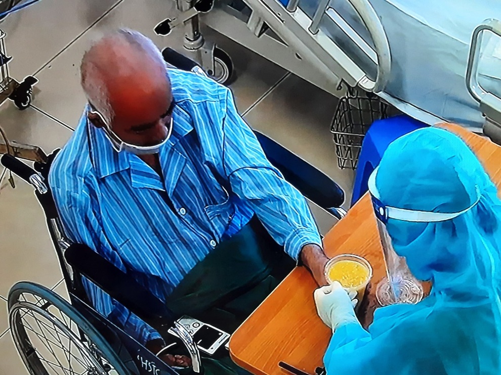 Hà Nội: Bệnh nhân Covid-19 từng cận kề cửa tử được xuất viện - 1