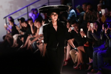 Kelly Bùi ra mắt BST tại Thượng Hải