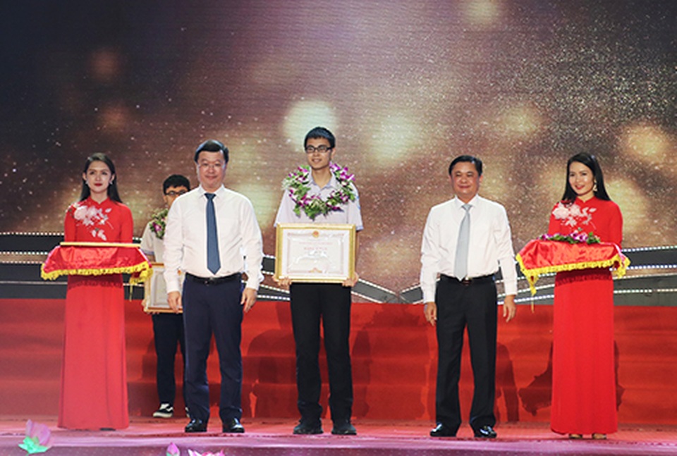Nghệ An: Luôn tạo điều kiện cho tài năng tiếp tục tỏa sáng - 1 Nghệ An: Luôn tạo điều kiện cho tài năng tiếp tục tỏa sáng - 1