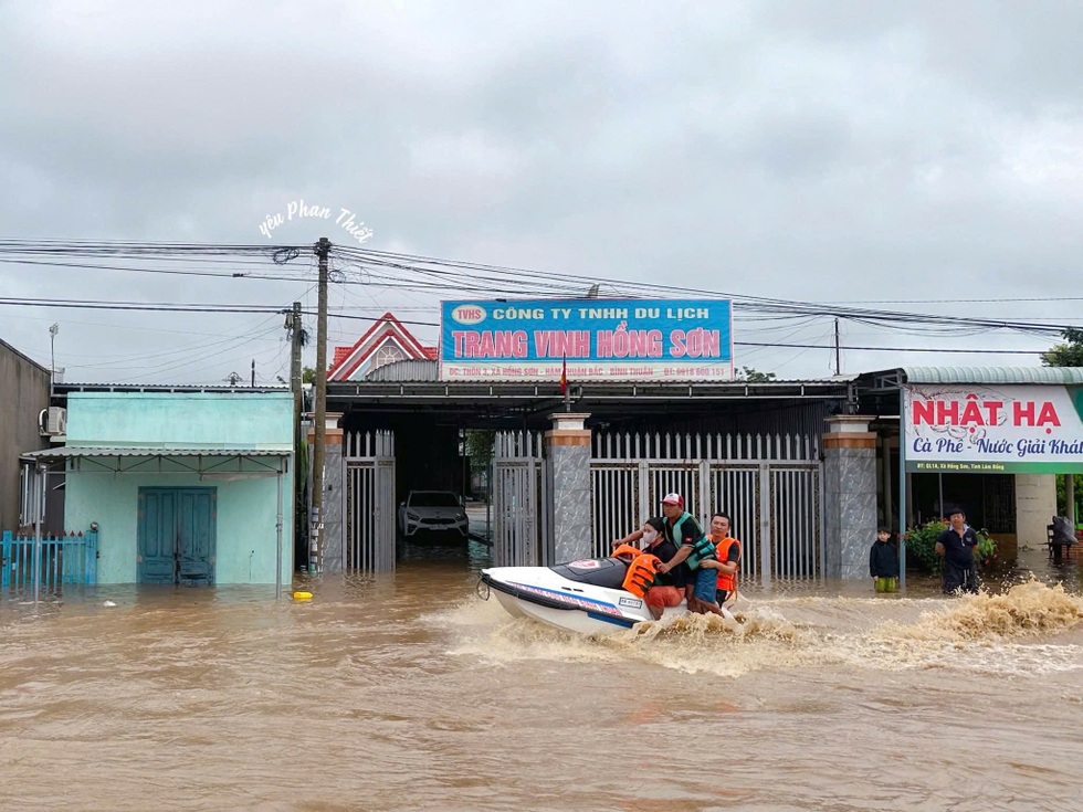 Lũ lên nhanh, người dân ở khu vực Bình Thuận bị cô lập cần cứu hộ