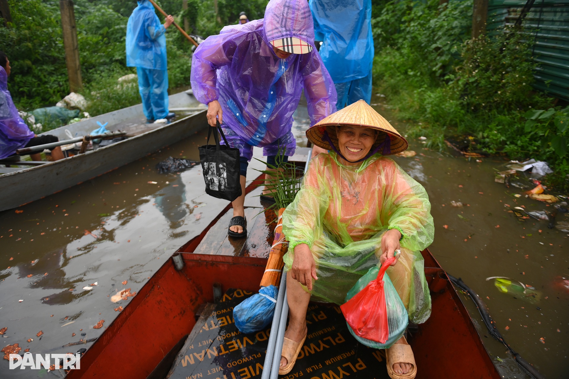 Nước sông Hồng lên cao, cô lập bãi giữa, ngập trắng hoa màu - 10