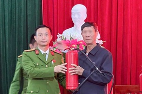 Người dân mang súng săn, bẫy chim đi đổi bình chữa cháy