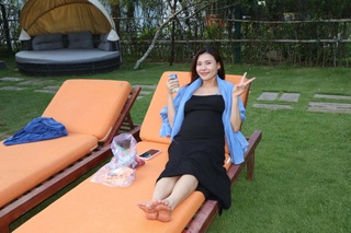 Thúy Diễm mang bầu tuổi 40: Không ngại mặc gợi cảm, chồng thức đêm chăm sóc - 2
