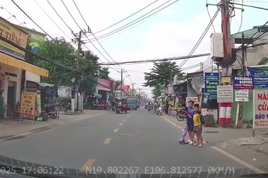 Hai cậu bé suýt gặp tai nạn khi đi sang đường