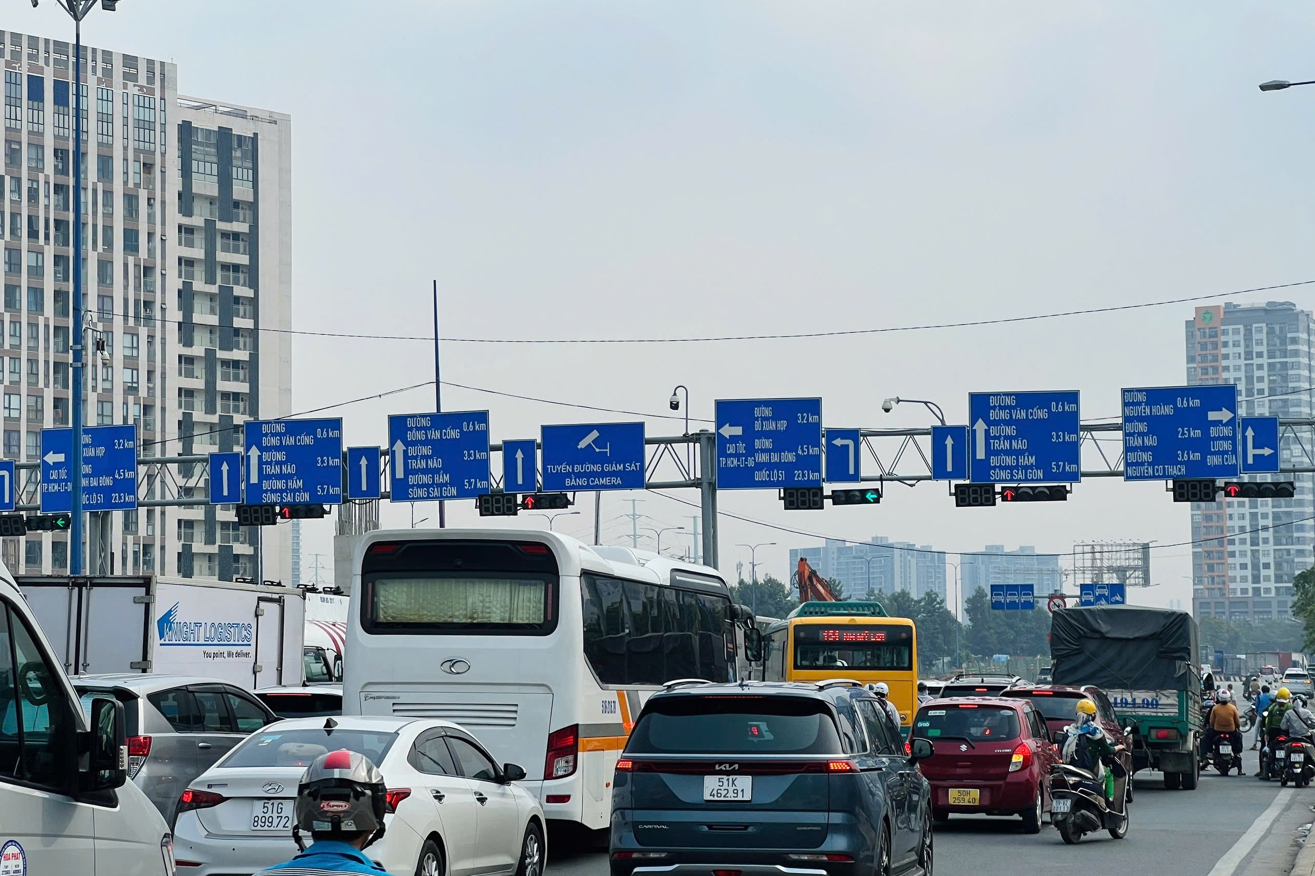 Tài xế hoa mắt với biển báo trùng nội dung, lặp nhiều lần ở TPHCM