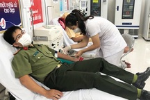 10 chiến sĩ công an kịp thời hiến máu cứu sản phụ bị băng huyết lúc sinh