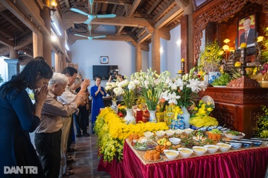 Đông đảo người dân tưởng nhớ 1 năm ngày mất cố Tổng Bí thư Nguyễn Phú Trọng