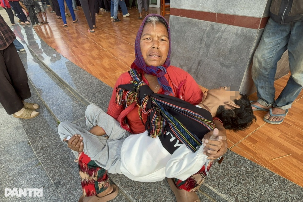 Chuyện đau lòng của những phụ nữ ẵm theo trẻ tay chân co quắp, mắt vô hồn - 1