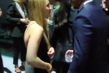 Con gái út từ chối nụ hôn môi của David Beckham