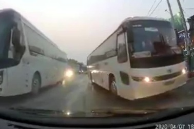 Lấn làn vượt ẩu, tài xế đi cả lên vỉa hè