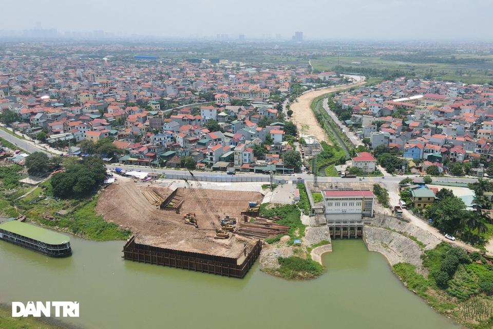 Hà Nội: Thi công nhà máy nước gây nứt lún đê, nhà dân trước mùa mưa bão - 1 Hà Nội: Thi công nhà máy nước gây nứt lún đê, nhà dân trước mùa mưa bão - 1