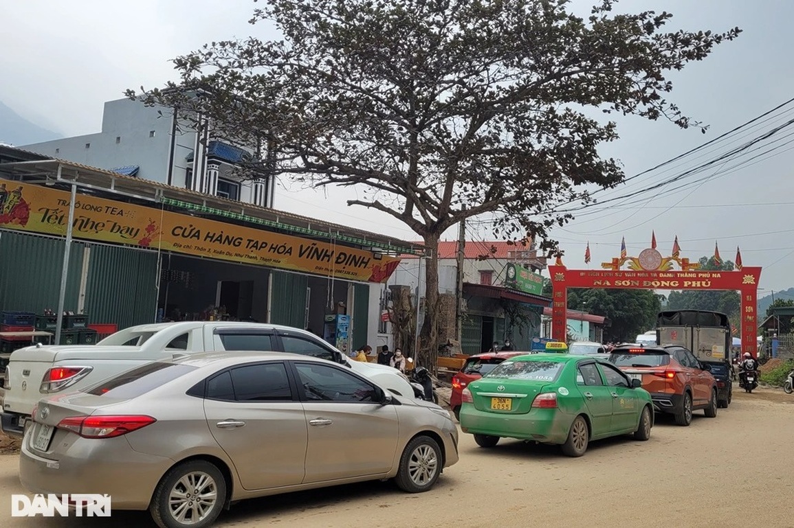 Hàng nghìn người chen chúc đi lễ chùa và xin lộc nước thánh - 1 Hàng nghìn người chen chúc đi lễ chùa và xin lộc nước thánh - 1