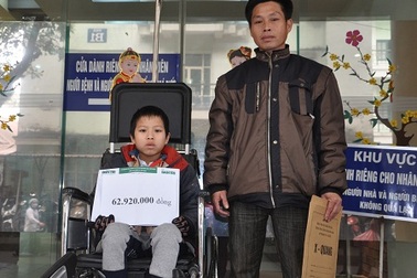 Gần 63 triệu đồng đến với cậu bé dân tộc Sán Chỉ bị u thân đốt sống ngực