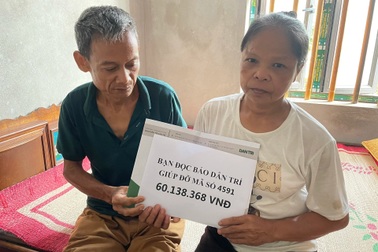 Trao hơn 170 triệu đồng đến vợ chồng nghèo mang bệnh thận ở Ninh Bình