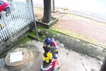 Tai nạn đáng sợ vì bất cẩn khi đi xe ga cùng trẻ nhỏ