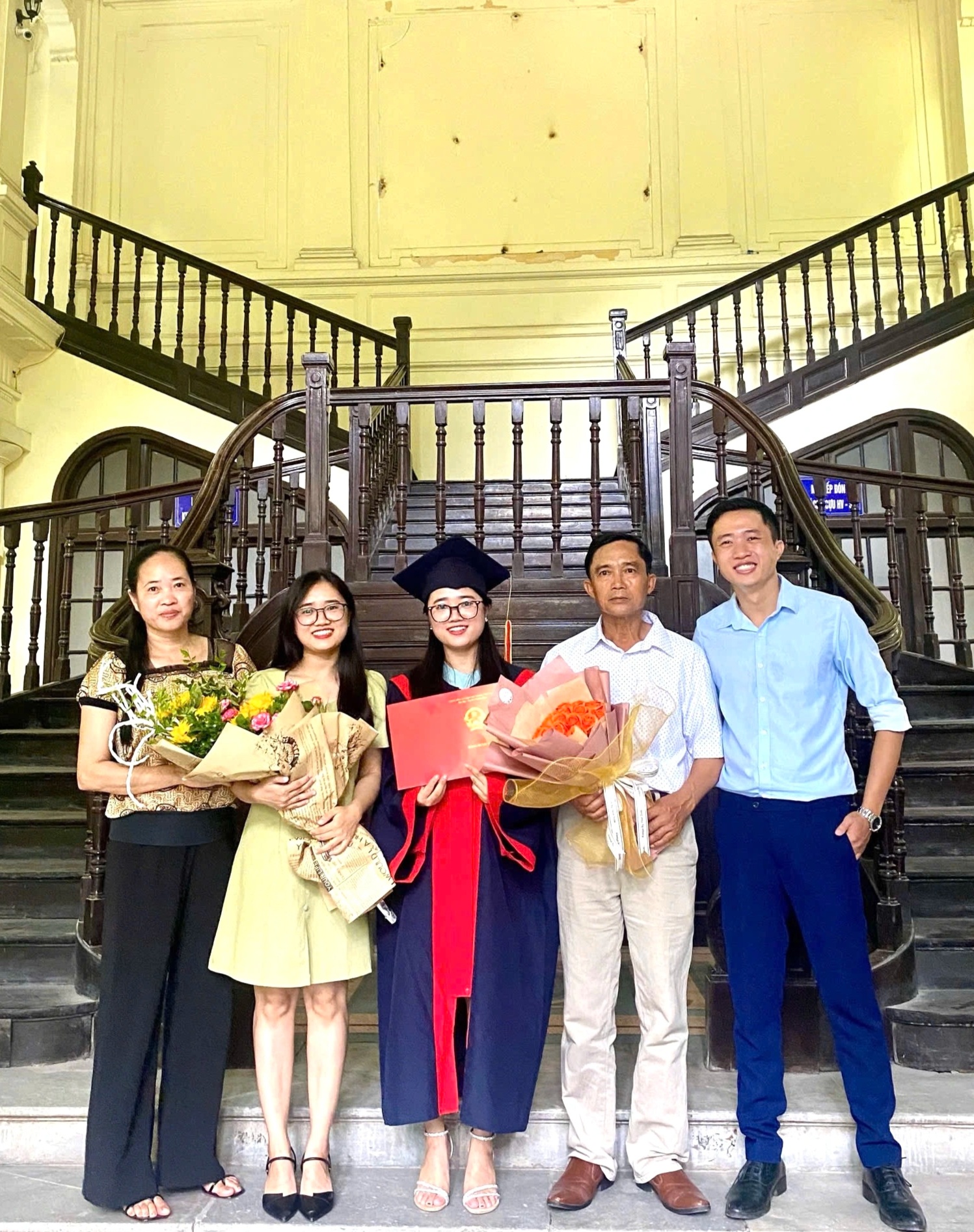 Hà Nội:  Bố thợ xây, mẹ cấy thuê, con học trường Y, người du học Pháp - 2