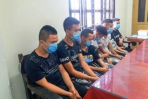 Người phụ nữ bị băng cướp tuổi teen dí dao vào cổ trấn lột giữa đường