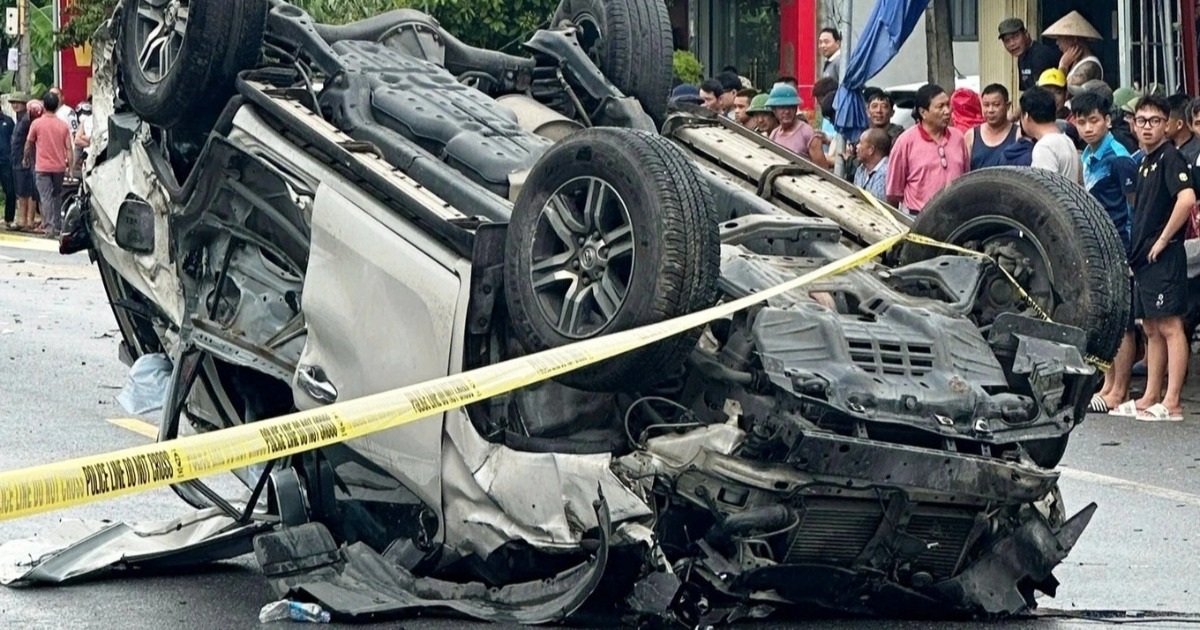 Lao như tên bắn giữa trời mưa, ô tô đâm vào người đi xe máy rồi lật ngửa