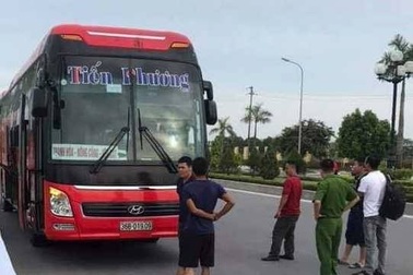 Côn đồ bịt mặt ném vỡ kính xe khách