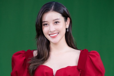 Bi hài sự cố trang phục của Á hậu Huyền My ngày đầu làm MC truyền hình