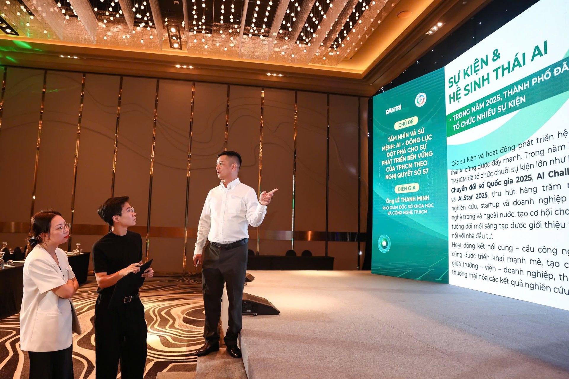 Không khí tất bật chuẩn bị cho hội thảo Thực thi ESG bằng AI chiều 14/8 - 2 Không khí tất bật chuẩn bị cho hội thảo Thực thi ESG bằng AI chiều 14/8 - 2