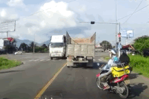 Xe máy "ú òa" xe tải, suýt gây vạ oan