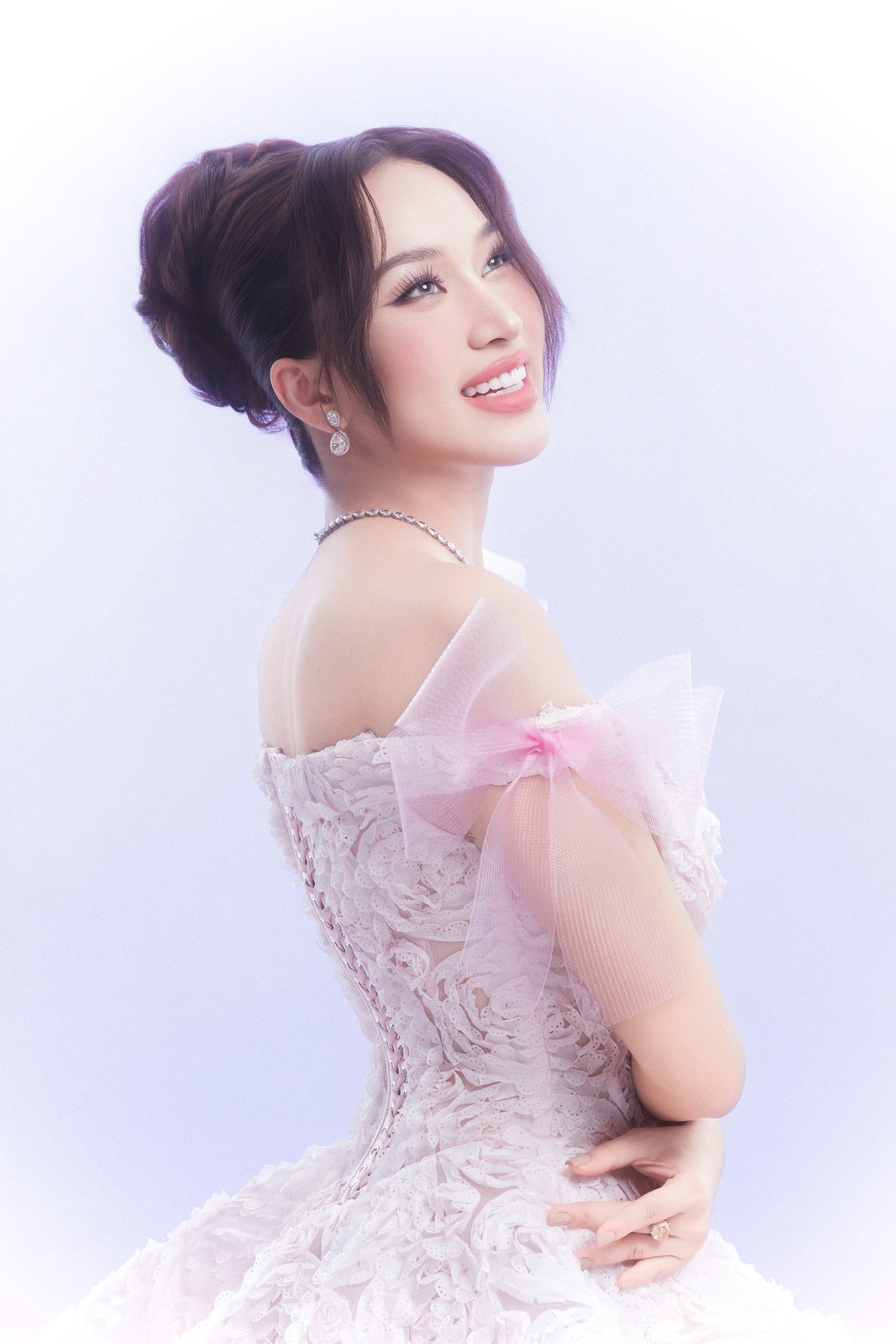 Nona Vo Cao Ky Duyen tahu bagaimana mendengarkan dan menjadi dewasa setelah 1 tahun penobatan - 6 Hoa hậu Võ Cao Kỳ Duyên biết lắng nghe, trưởng thành sau 1 năm đăng quang - 6