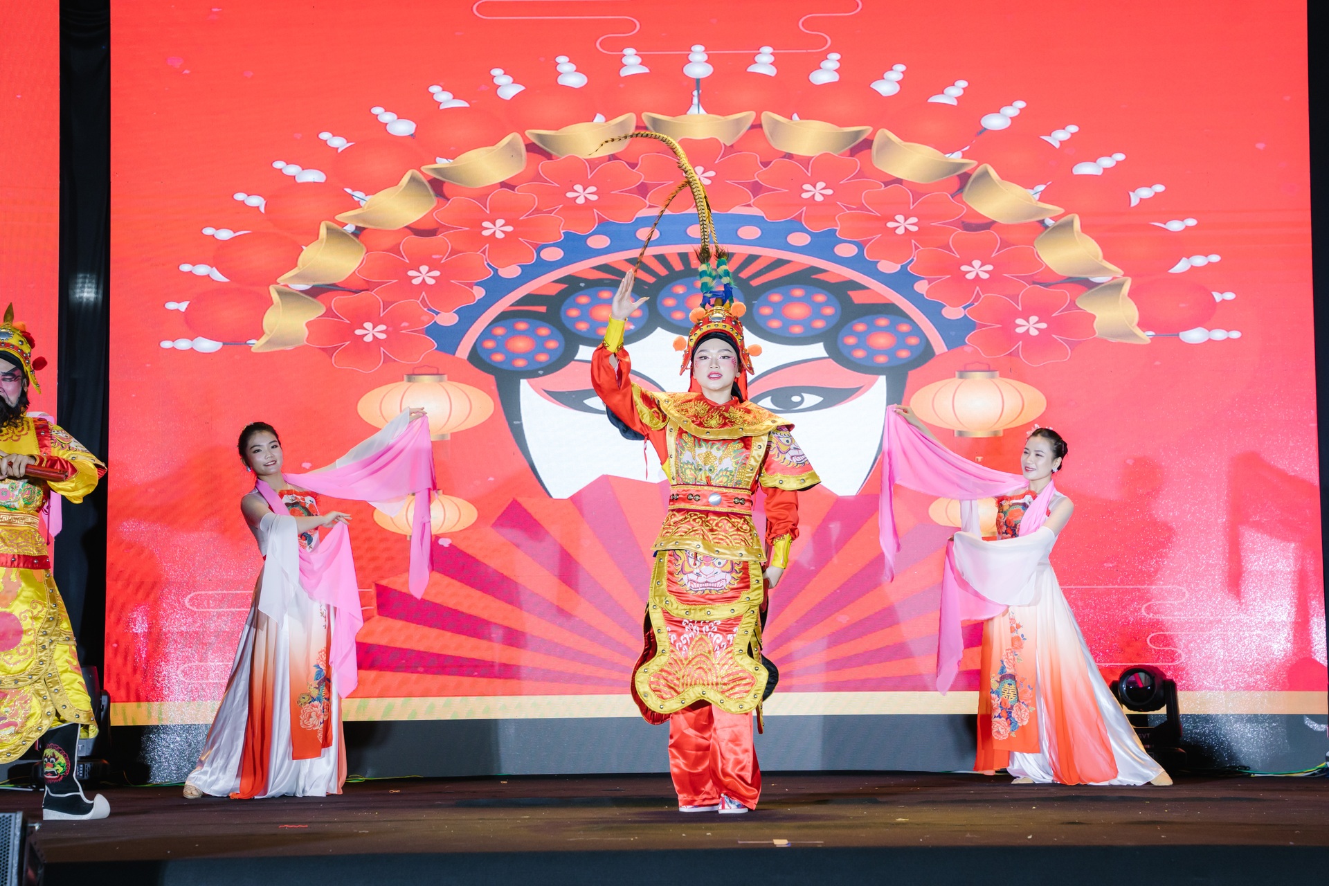 Tân Hoa khôi Ngoại giao: Giỏi 2 ngoại ngữ, đạt học bổng trường ở Trung Quốc - 5 Tân Hoa khôi Ngoại giao: Giỏi 2 ngoại ngữ, đạt học bổng trường ở Trung Quốc - 5