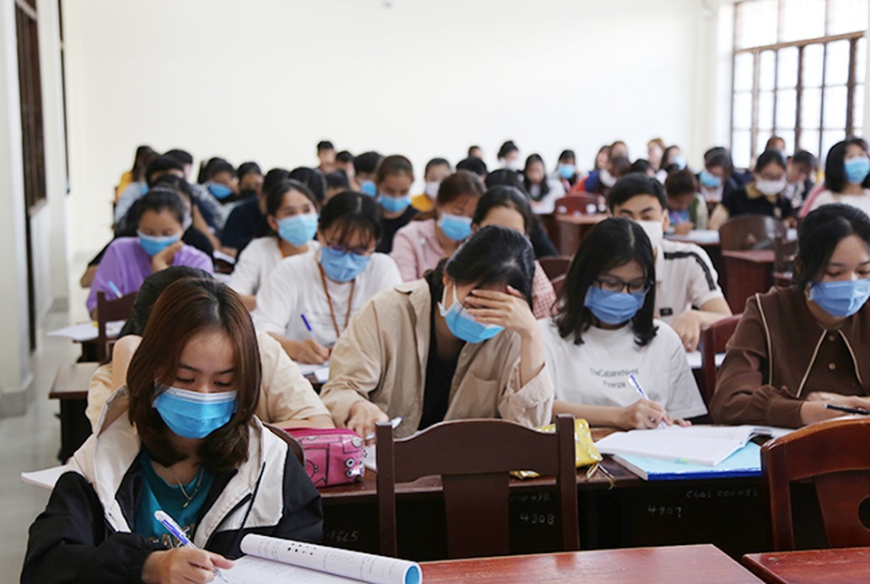 Đà Nẵng: Nhiều học sinh, sinh viên đeo khẩu trang trong lớp học - 1 Đà Nẵng: Nhiều học sinh, sinh viên đeo khẩu trang trong lớp học - 1