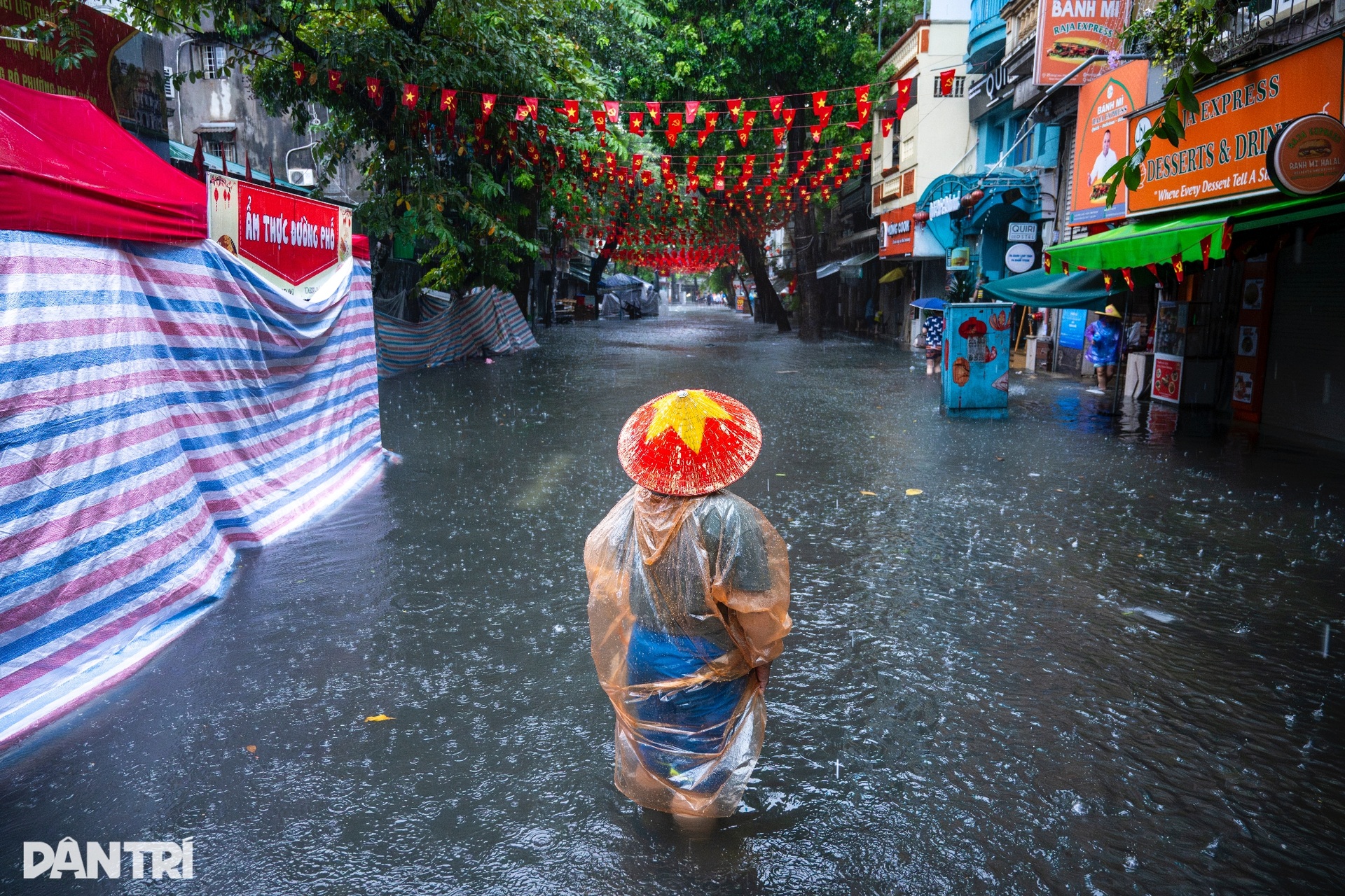 Nhiều tuyến phố cổ Hà Nội ngập sâu chưa từng thấy - 7 Nhiều tuyến phố cổ Hà Nội ngập sâu chưa từng thấy - 7
