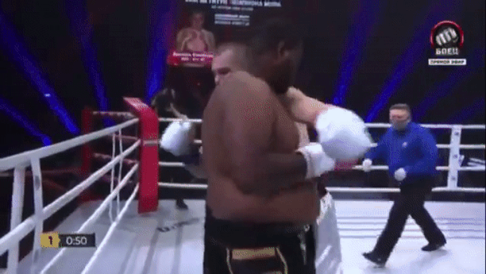 Người khổng lồ nặng 150kg bị võ sĩ trẻ hạ đo ván trong nháy mắt - 1 Người khổng lồ nặng 150kg bị võ sĩ trẻ hạ đo ván trong nháy mắt - 1