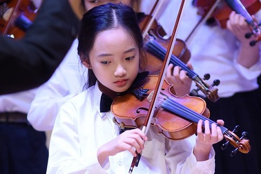 Thần thái xuất sắc, em gái Hà Nội được ví như "thiên thần violin"